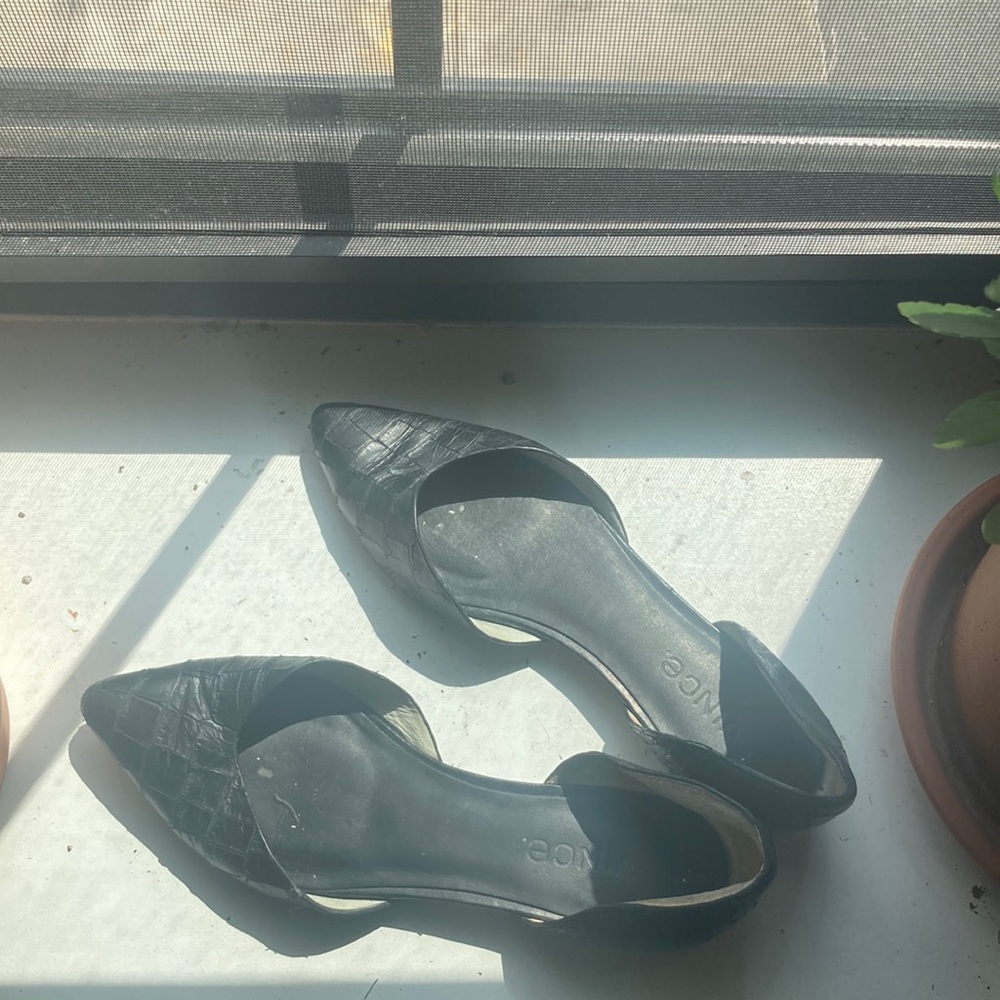 Sleek Vince textured leather flat with dust bag